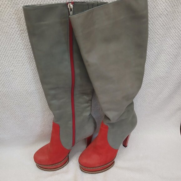 Tall suede leather boots in grey and red. - Picture 2 of 8